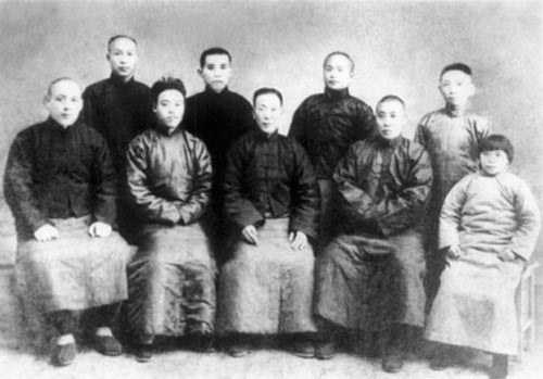 Hong Junsheng with Chen Fa-ke and fellow students, Beijing